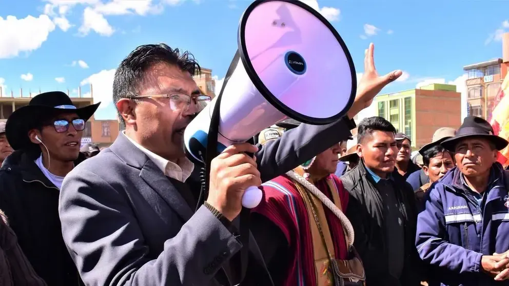 Nilton Condori, senador suspendido. 