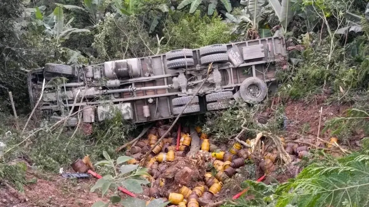 Camión cargado de garrafas se embarranca en Coripata al intentar dar paso en una vía angosta