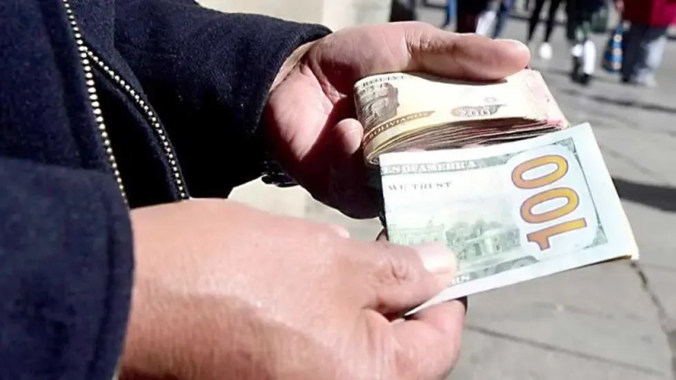 El dólar sigue en bajada y Espinoza asegura que la tendencia continuará según lo previsto