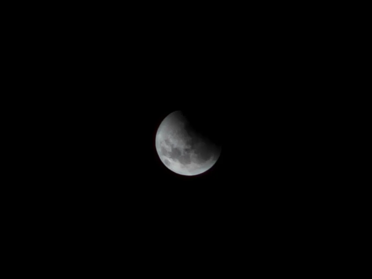 Inicia la primera fase del eclipse lunar
