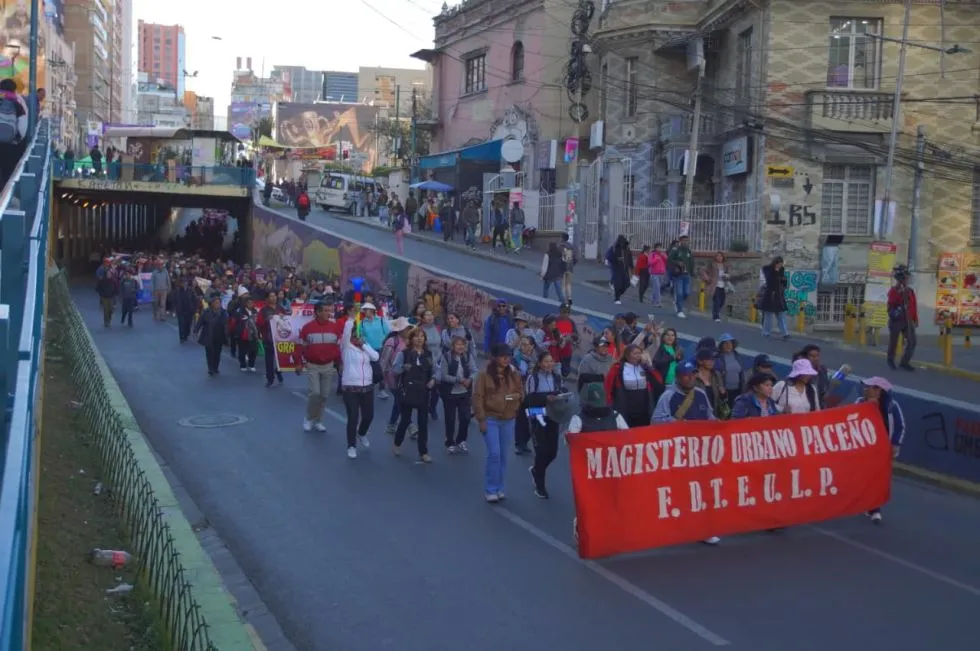 Maestros protestan en el Ministerio de Educación; Policía refuerza seguridad