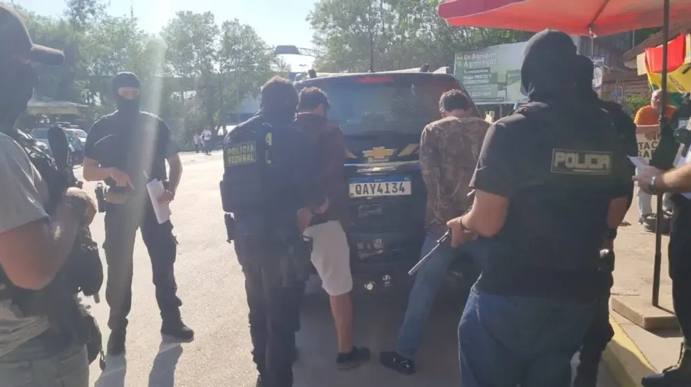 Puerto Quijarro: expulsan del país a miembro del PCC y otro criminal de alta peligrosidad Puerto Quijarro: expulsan del país a miembro del PCC y otro criminal de alta peligrosidad