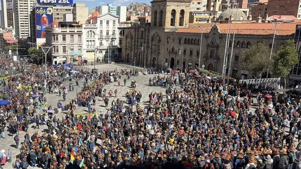 Bloqueo, violencia y paro colapsan La Paz, en riesgo de desabastecimiento general