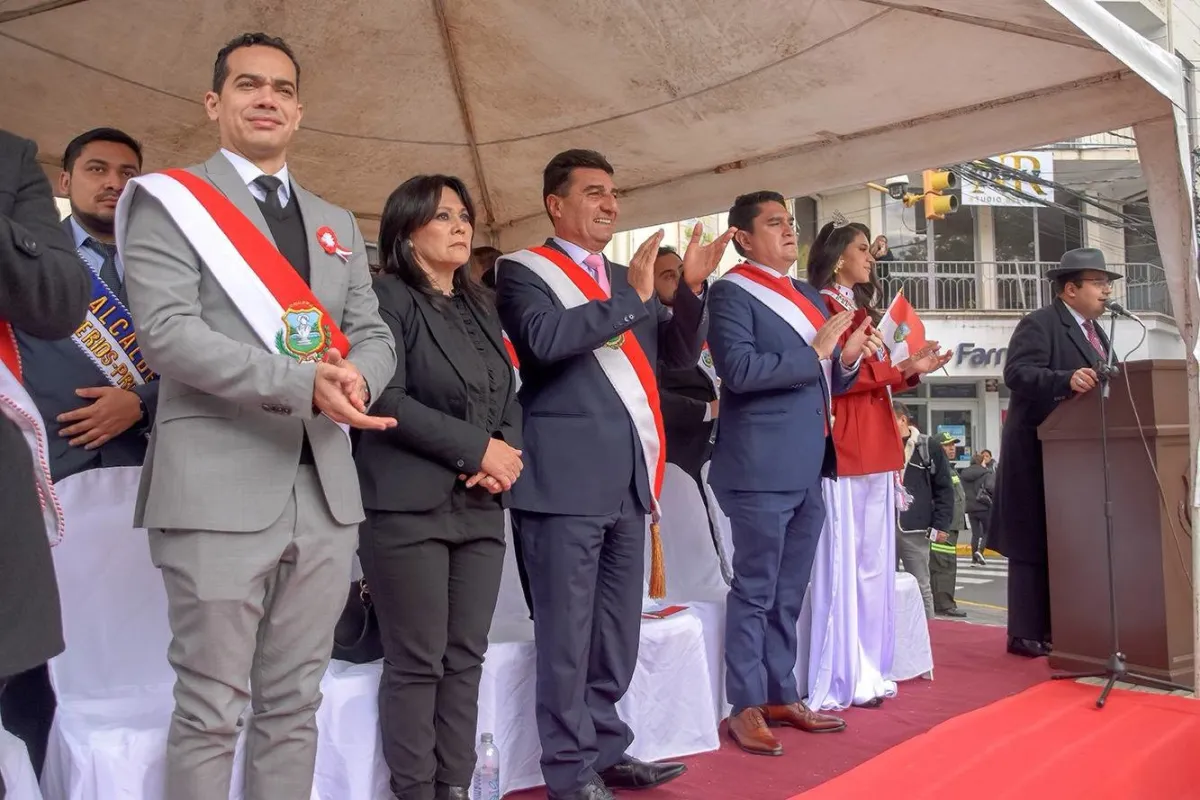 Alcalde Johnny Torres encabezó el desfile cívico y escolar por los 452 años de la fundación de Tarija