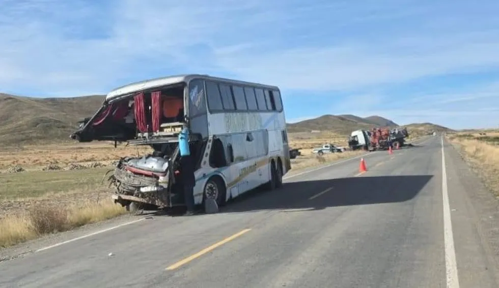 Choque entre bus y volqueta deja un muerto y ocho heridos en la ruta Oruro – Potosí