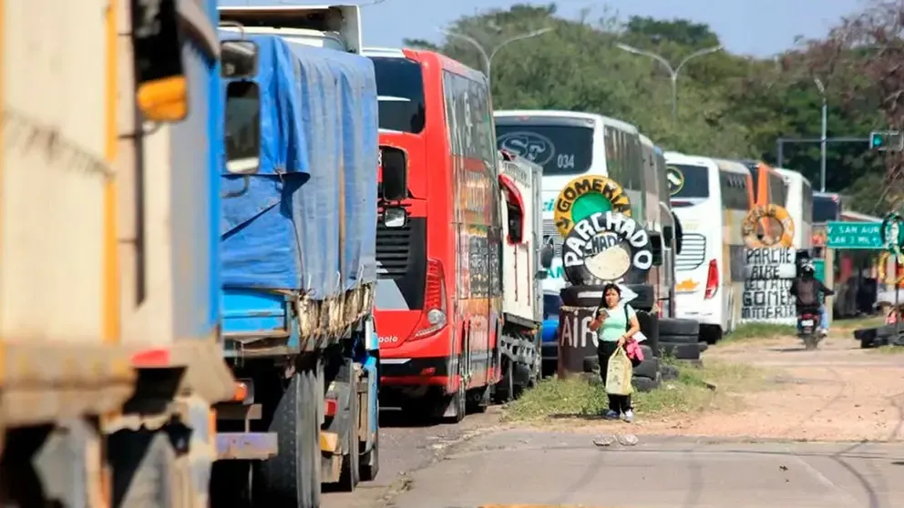 Choferes reportan que el 70% del transporte pesado se encuentra varado en filas por combustible Choferes reportan que el 70% del transporte pesado se encuentra varado en filas por combustible