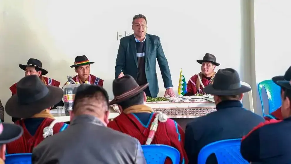 El gobernador de La Paz, Luis Revilla, se reúne con representantes de los Túpac Katari.