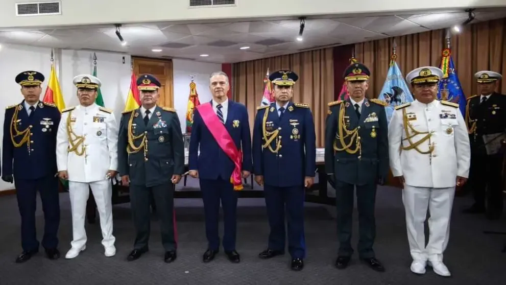 Presidente ratifica al Alto Mando Militar