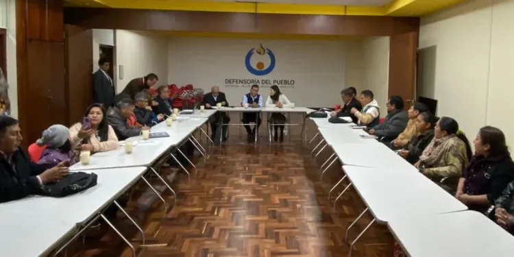 El diálogo entre el defensor del Pueblo autoridades de Educación y representantes de Cocedal