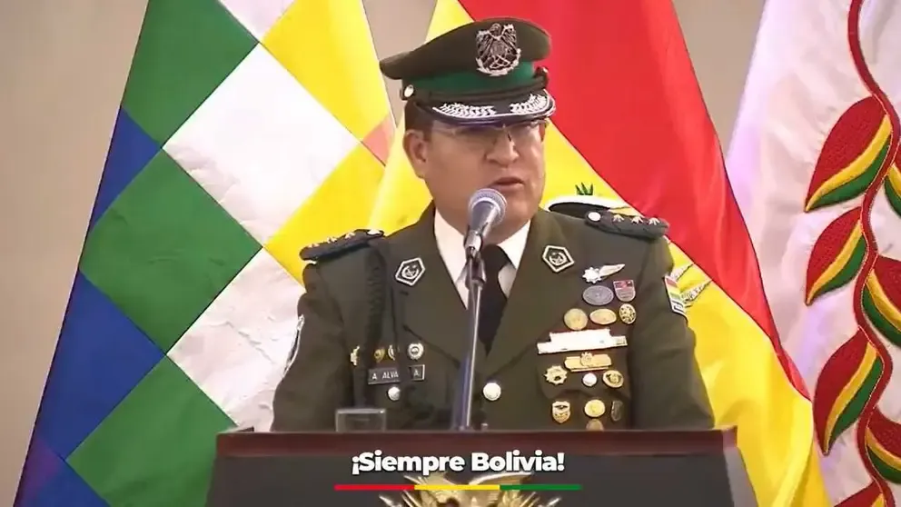 Álvarez asume el mando de la Policía y Paz pide hacer cumplir la ley con firmeza