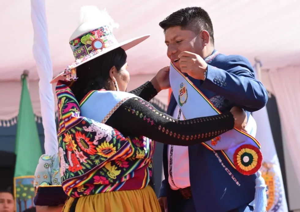 Loza jura como gobernador de Cochabamba y promete combatir la flojera y la corrupción