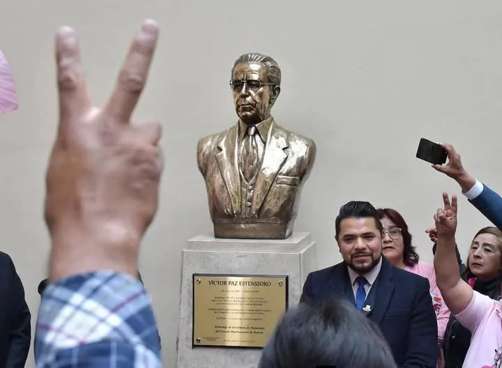 Restituyen busto de Víctor Paz Estenssoro en el antiguo edificio de la Asamblea Legislativa Restituyen busto de Víctor Paz Estenssoro en el antiguo edificio de la Asamblea Legislativa