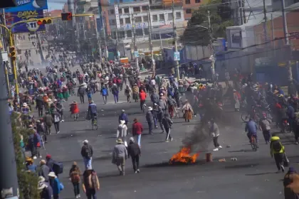Se registran enfrentamientos entre bloqueadores y fuerzas del orden en la zona sur de La Paz y El Alto