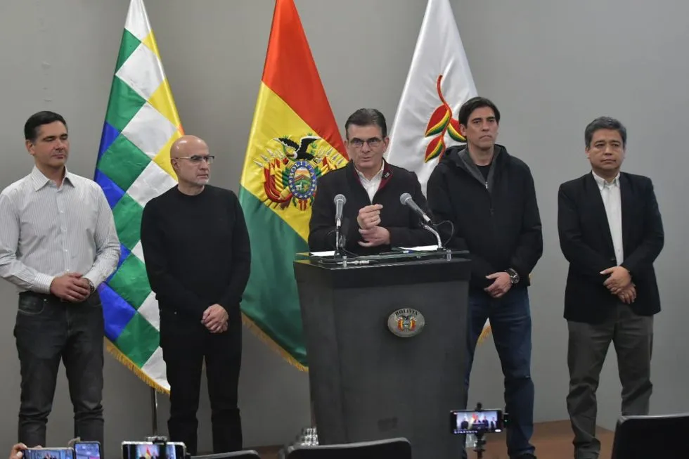 Paz anuncia un “reordenamiento” de su gabinete de ministros