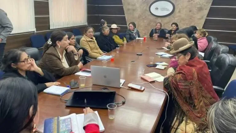 Gobierno y familiares de víctimas de feminicidio se reúnen en La Paz.