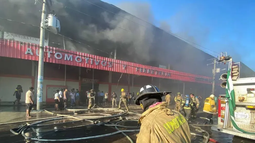 Incendio en Barrio Lindo: Defensa despliega helicópteros y militares para labores de emergencia