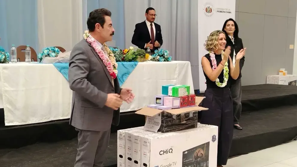 Primera dama entrega televisoras, celulares y más para poblaciones vulnerables
