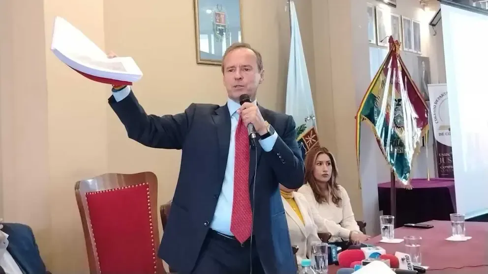 Tuto Quiroga propone reformar 111 artículos de la Constitución y plantea cinco ejes