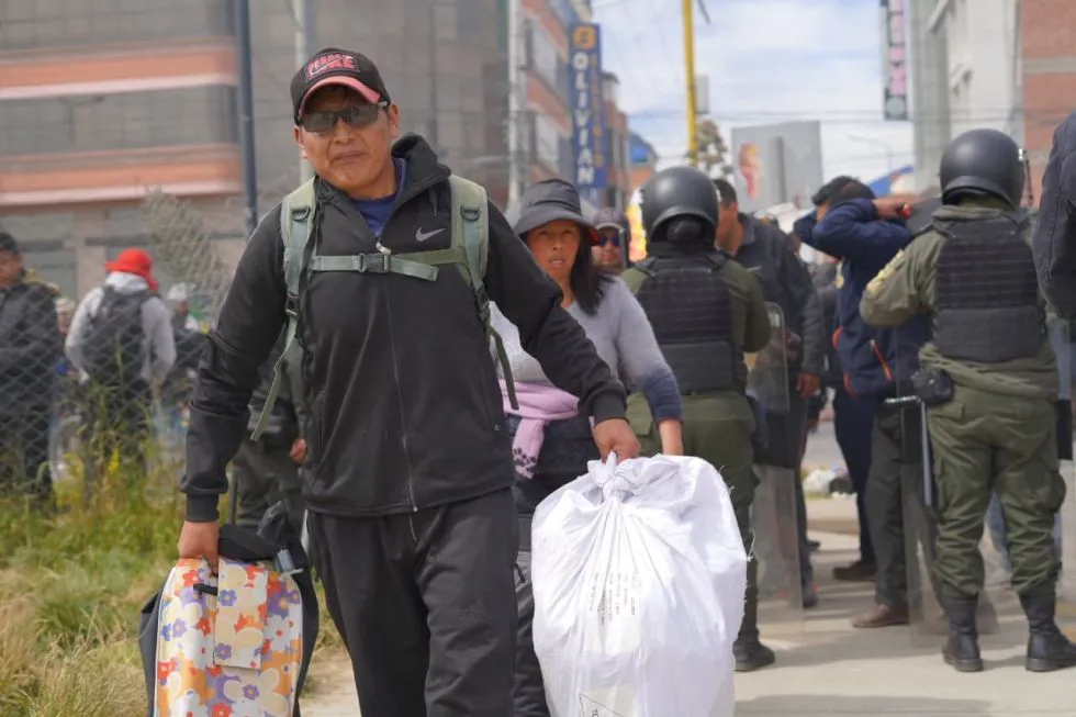 Bloqueo en aeropuerto de El Alto deja pasajeros varados por horas Bloqueo en aeropuerto de El Alto deja pasajeros varados por horas