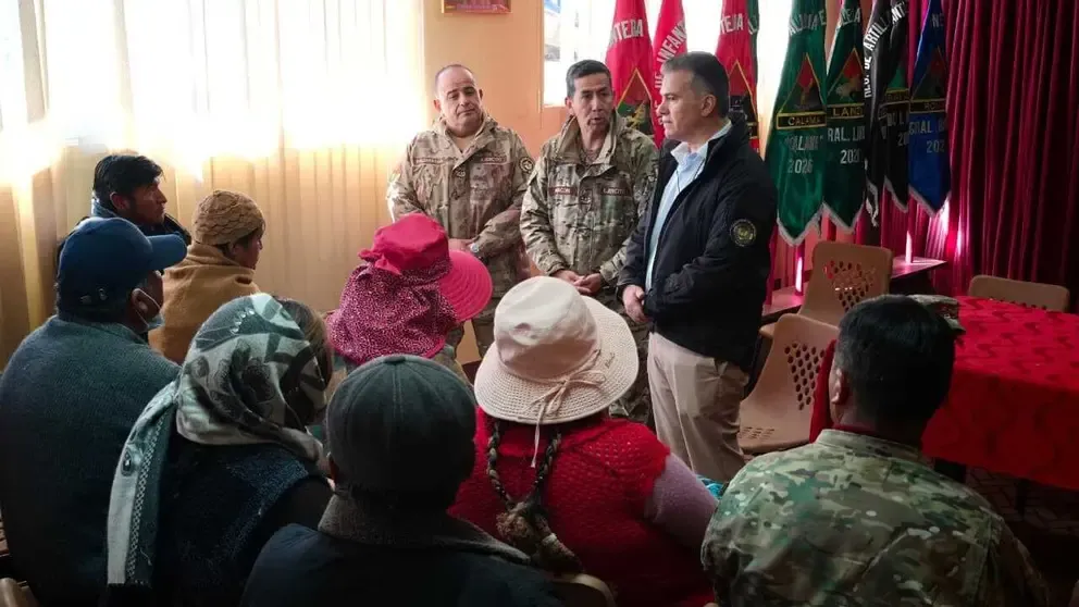 El ministro de Defensa, Ernesto Justiniano, se reúne con familiares de desaparecidos tras las explosiones en Viacha, La Paz.