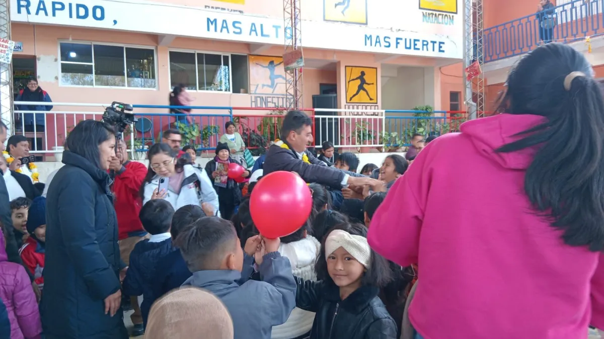 Alcalde de Tarija visita el Colegio Pampa Galana y entregan útiles escolares.