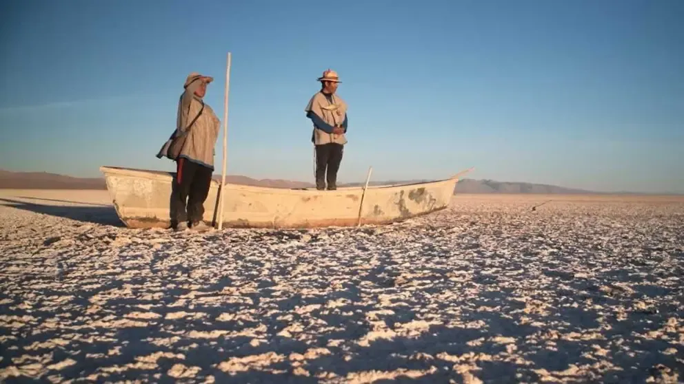Embarcaciones de los urus permanecen en el antiguo lecho del lago Poopó, donde alguna vez fueron utilizadas para la pesca.