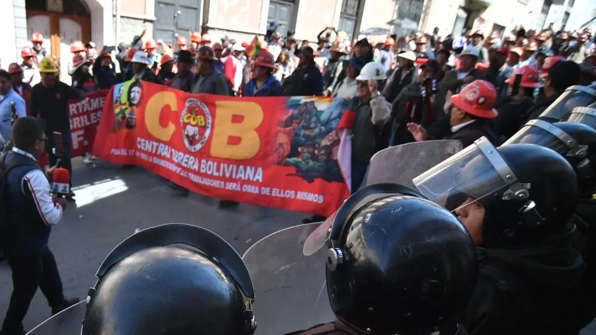 COB protesta en la Felcc en demanda de la liberación de sus detenidos