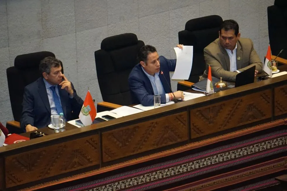 Lara cita a jefes de bancada a una reunión sobre interpelación al Ministro de Hidrocarburos