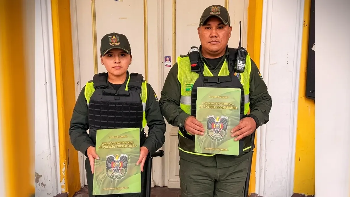 Policías rechazan soborno de Bs 1.000 y son reconocidos en Cochabamba
