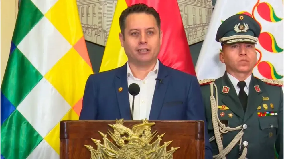 Lara cuestiona la subvenciรณn a los carburantes: โEs como pagar la casa con tarjeta de crรฉditoโ Lara cuestiona la subvenciรณn a los carburantes: โEs como pagar la casa con tarjeta de crรฉditoโ