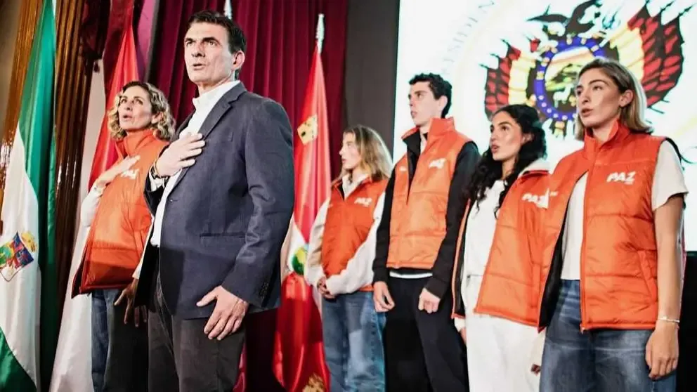 El jefe de Estado, Rodrigo Paz, junto a su esposa e hijos. 