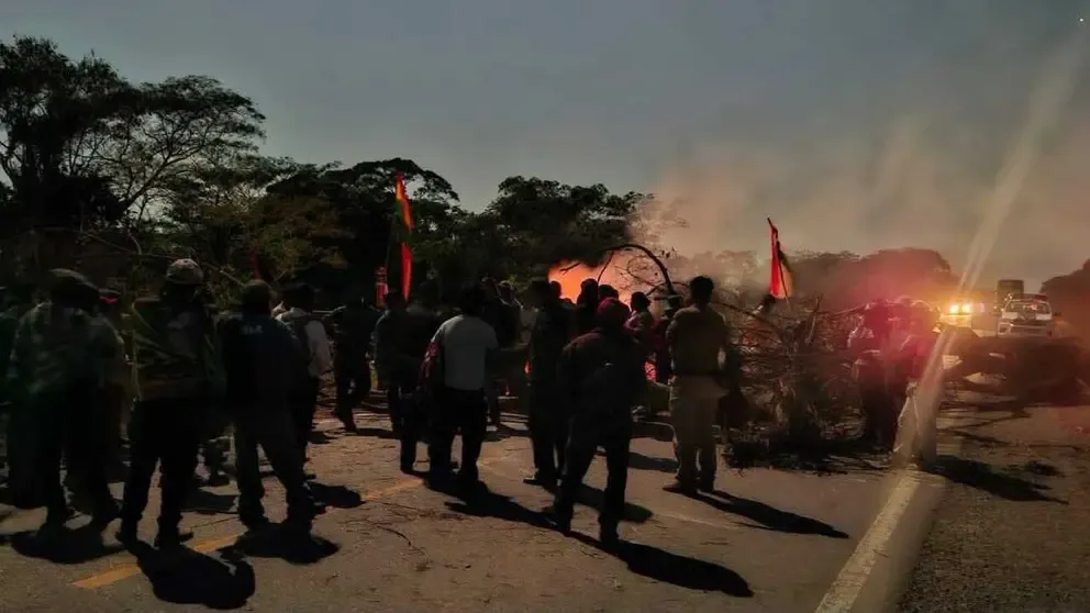 DS 5676: Productores se movilizan por tercer día y suben a tres los puntos de bloqueo DS 5676: Productores se movilizan por tercer día y suben a tres los puntos de bloqueo