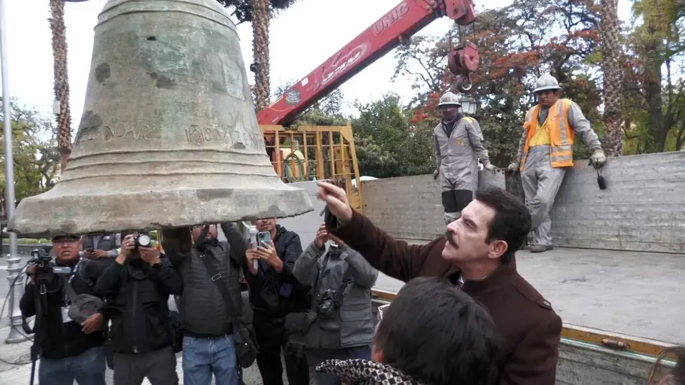 Retiran una campana de 229 años de la torre de la Catedral para su restauración