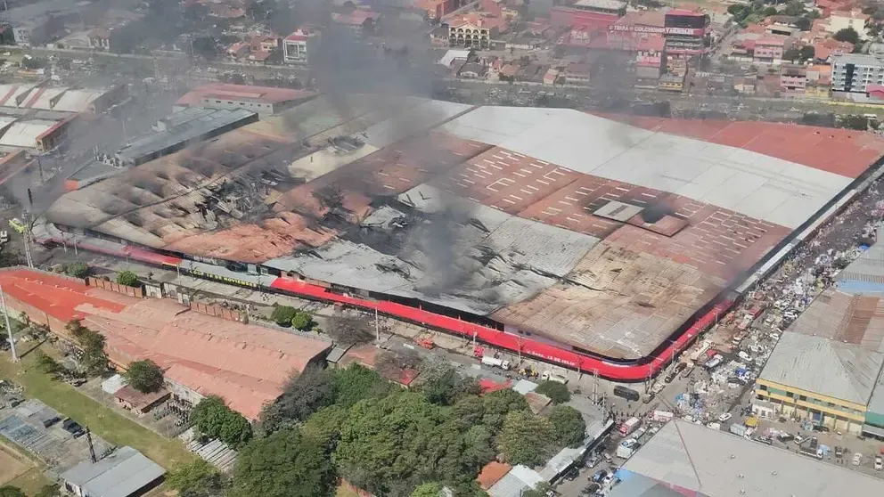 Un día después se mantiene el fuego en Barrio Lindo; el mercado cruceño será derruido