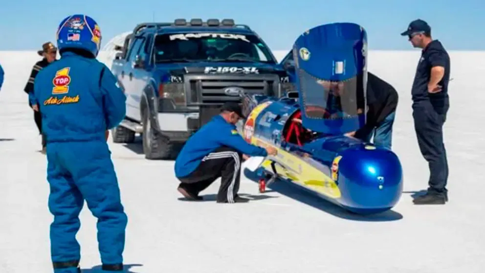 El Salar de Uyuni es escenario de competencia internacional de velocidad.