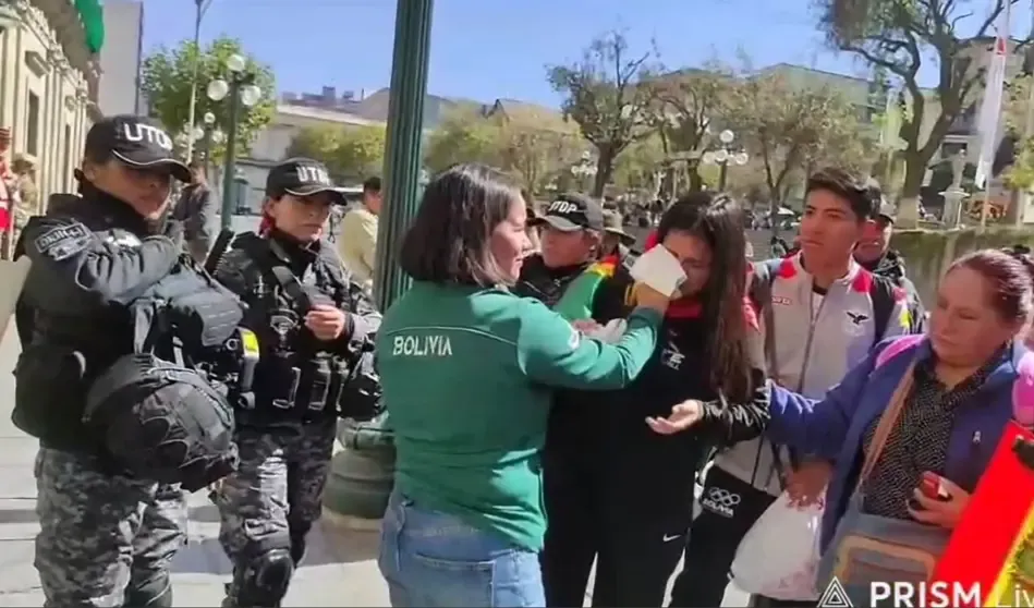Deportistas del Sueño Bicentenario protestan en Plaza Murillo y son gasificados