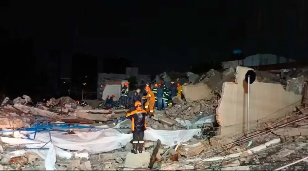 Personal de emergencias realiza labores de rescate.&nbsp;