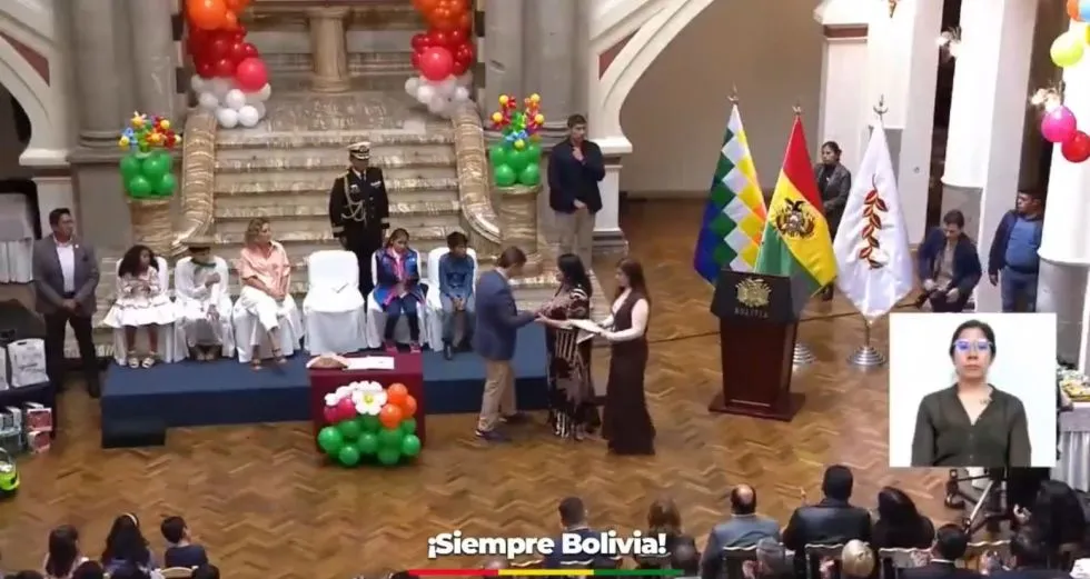 Paz recibe reglamento de ley que protege a niños de la violencia digital