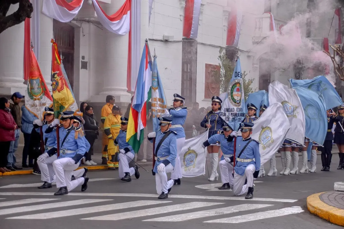 Estudiantes, instituciones cívicas y entidades públicas participaron en el desfile conmemorativo por el aniversario de la fundación de la capital chapaca.