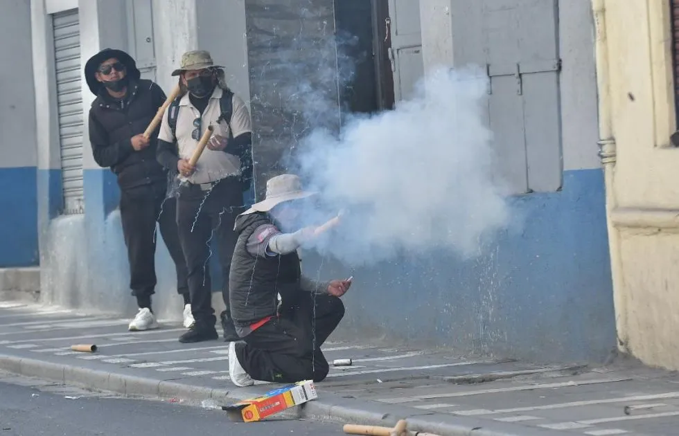 Marchistas de la COB se enfrentan con policías en el centro de La Paz