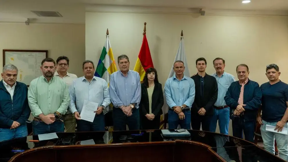 Acuerdan elevar al 15% la mezcla de etanol en la gasolina desde noviembre